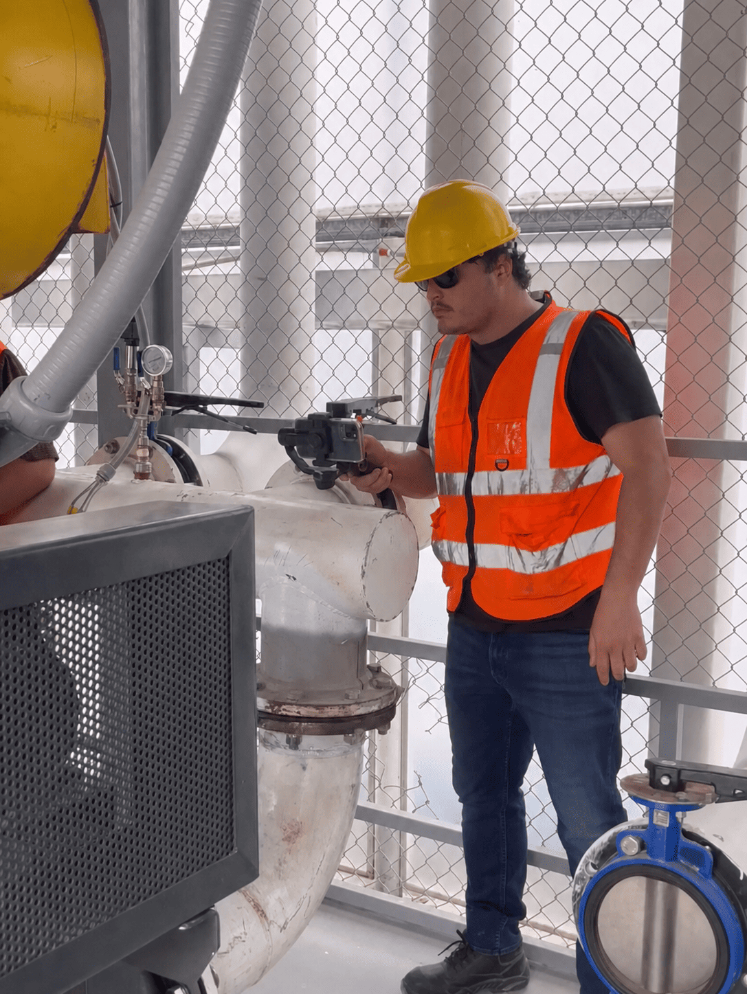 Técnico realizando análisis VAM en planta industrial